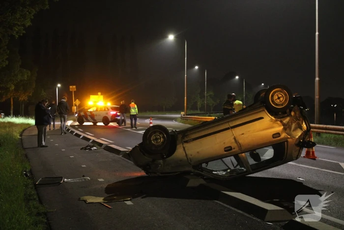Auto slaat over de kop na eenzijdig ongeval
