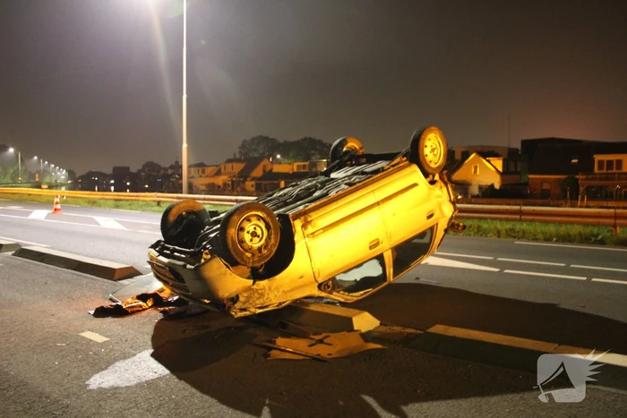 Auto slaat over de kop na eenzijdig ongeval