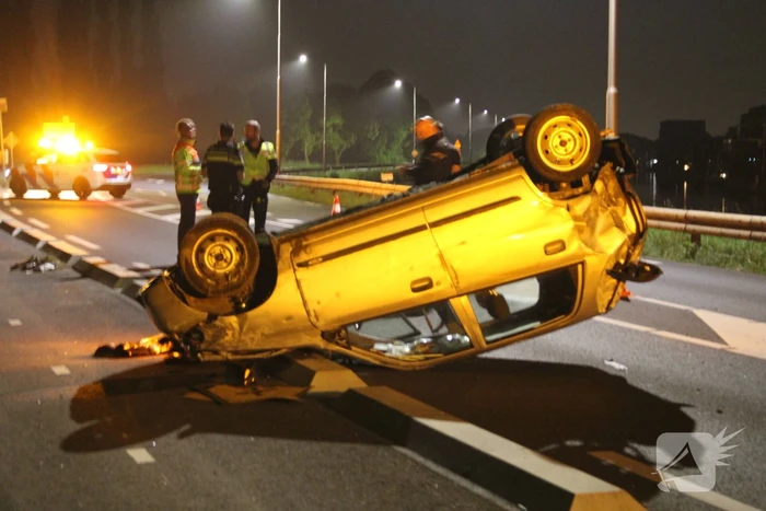Auto slaat over de kop na eenzijdig ongeval