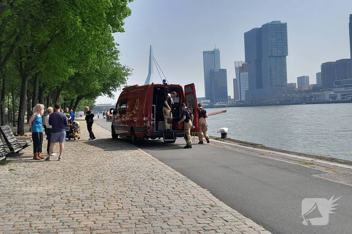 Reddingsactie voor persoon te water in de Nieuwe Maas