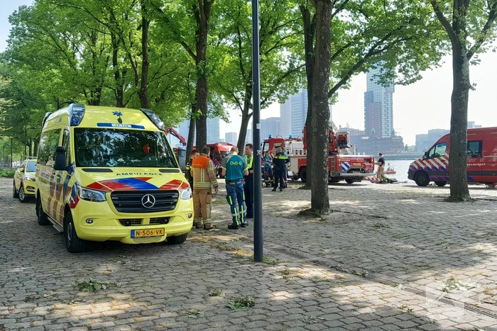 Reddingsactie voor persoon te water in de Nieuwe Maas
