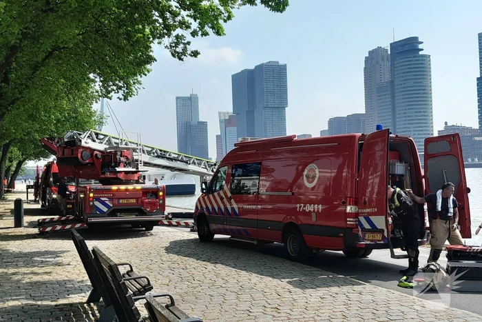 Reddingsactie voor persoon te water in de Nieuwe Maas
