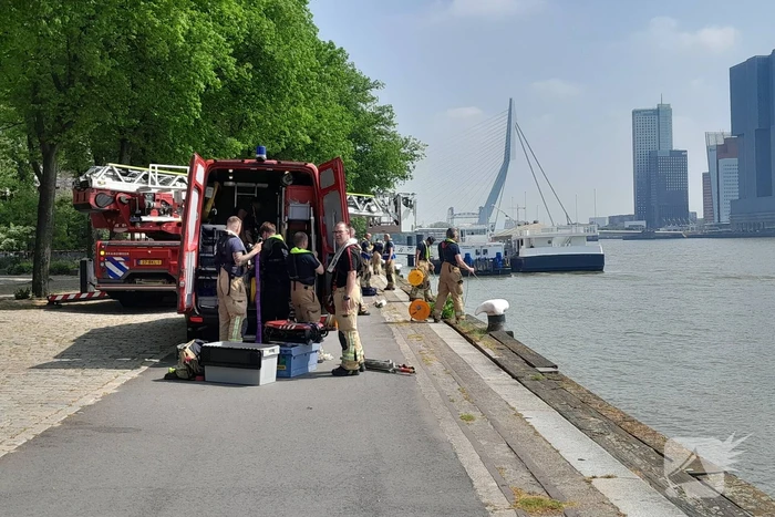 Reddingsactie voor persoon te water in de Nieuwe Maas
