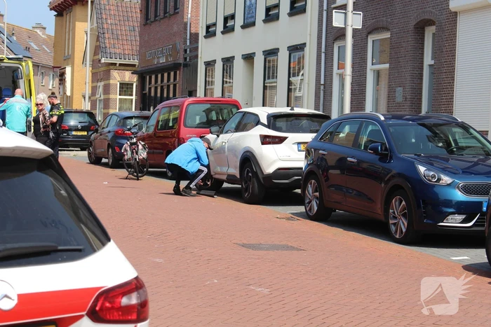 Fietsster gewond bij aanrijding met geparkeerde auto