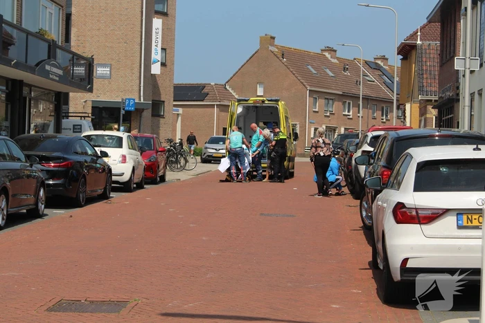 Fietsster gewond bij aanrijding met geparkeerde auto