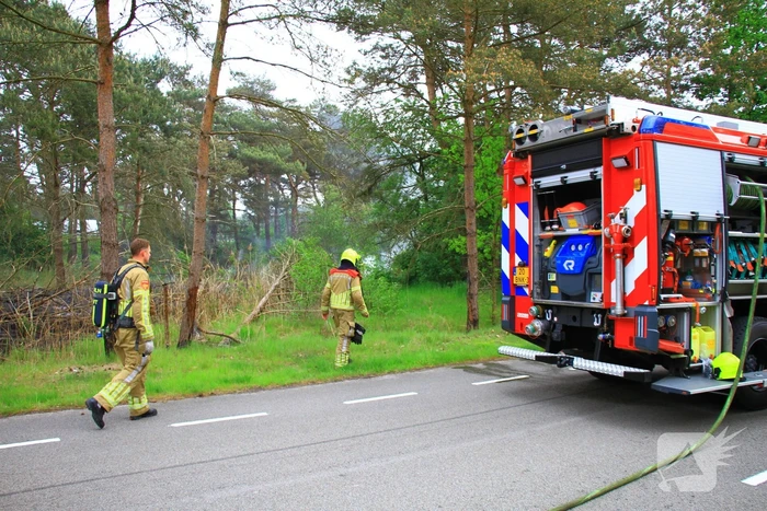 Brand verwoest berm langs de weg