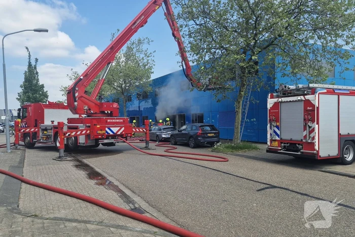 Brand in bedrijfspand veroorzaakt langdurige rookontwikkeling