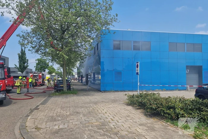 Brand in bedrijfspand veroorzaakt langdurige rookontwikkeling