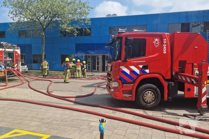 Brand in bedrijfspand veroorzaakt langdurige rookontwikkeling