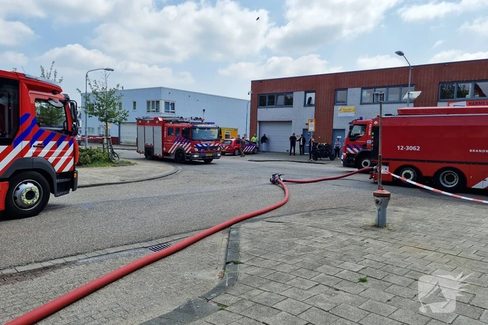 Brand in bedrijfspand veroorzaakt langdurige rookontwikkeling