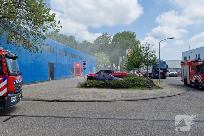 Brand in bedrijfspand veroorzaakt langdurige rookontwikkeling