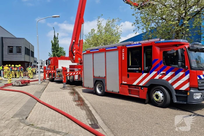 Brand in bedrijfspand veroorzaakt langdurige rookontwikkeling