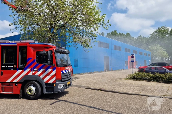 Brand in bedrijfspand veroorzaakt langdurige rookontwikkeling