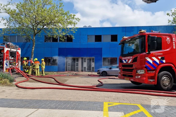 Brand in bedrijfspand veroorzaakt langdurige rookontwikkeling