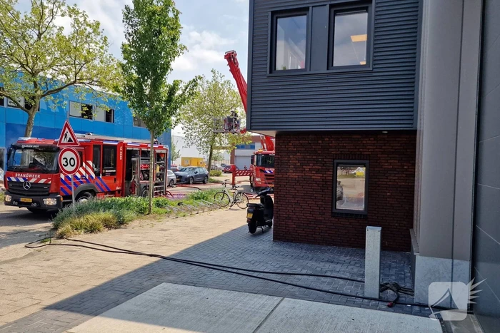 Brand in bedrijfspand veroorzaakt langdurige rookontwikkeling