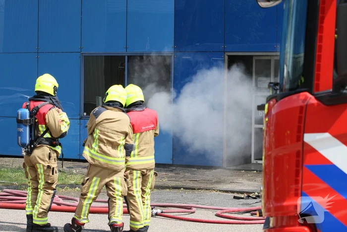 Brand in bedrijfspand veroorzaakt langdurige rookontwikkeling