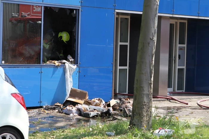 Brand in bedrijfspand veroorzaakt langdurige rookontwikkeling