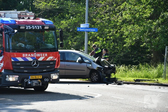 Flink ongeval tussen drie voertuigen