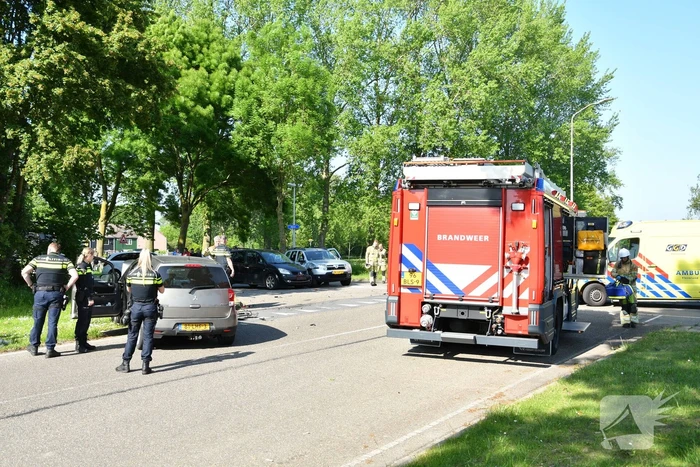 Flink ongeval tussen drie voertuigen