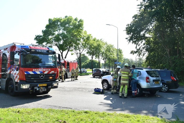 Flink ongeval tussen drie voertuigen