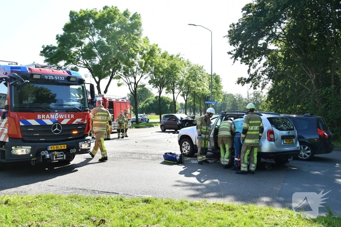 Flink ongeval tussen drie voertuigen