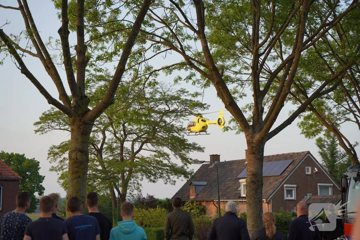 Heftruck belandt in voortuin, persoon ernstig gewond