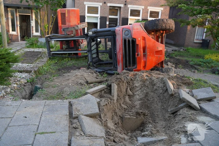 Heftruck belandt in voortuin, persoon ernstig gewond
