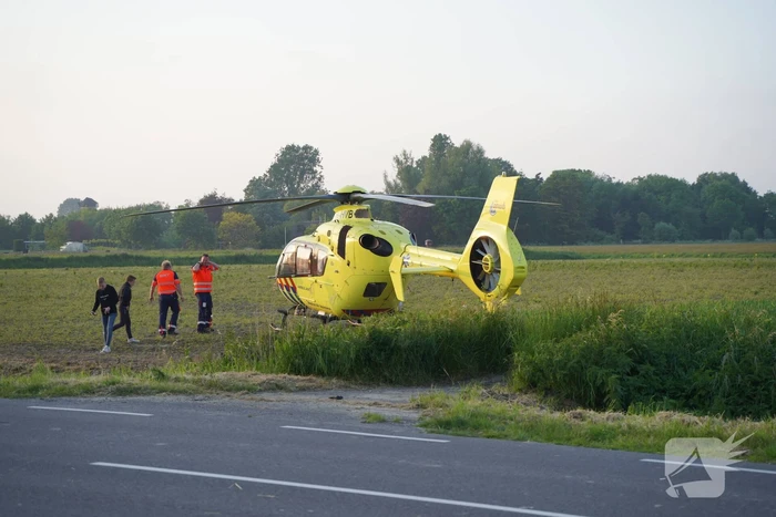 Heftruck belandt in voortuin, persoon ernstig gewond