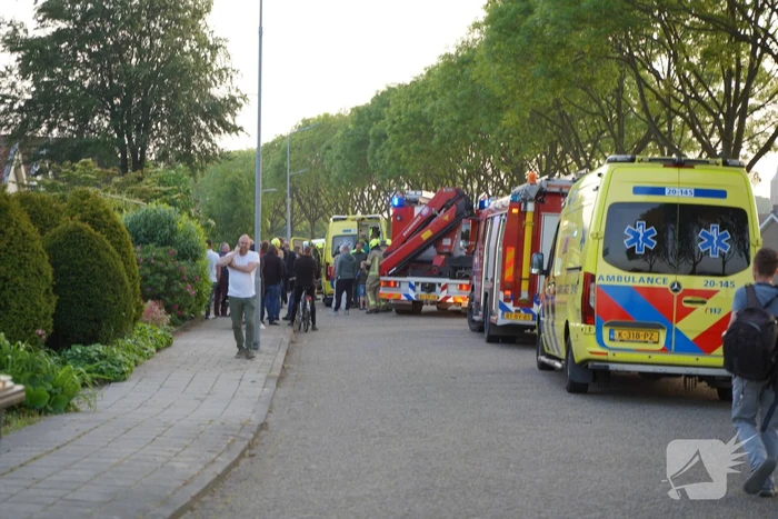 Heftruck belandt in voortuin, persoon ernstig gewond