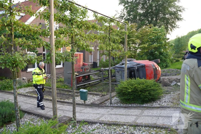 Heftruck belandt in voortuin, persoon ernstig gewond