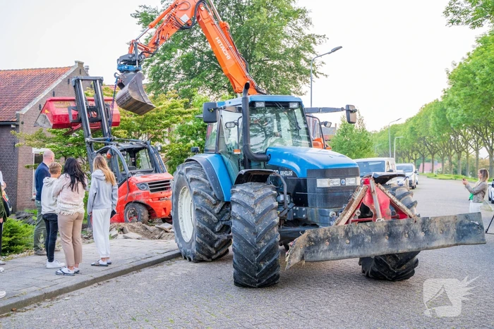 Heftruck belandt in voortuin, persoon ernstig gewond