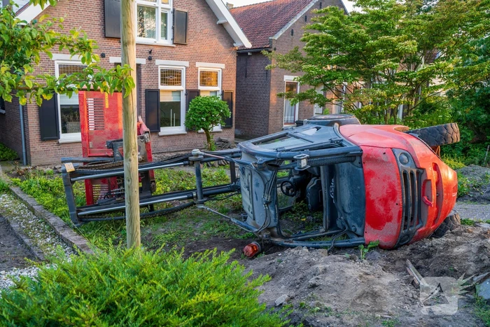 Heftruck belandt in voortuin, persoon ernstig gewond