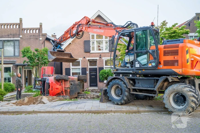 Heftruck belandt in voortuin, persoon ernstig gewond