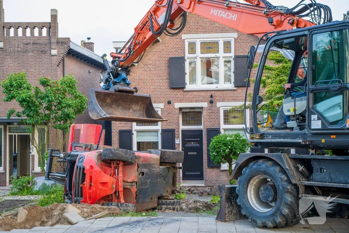 Heftruck belandt in voortuin, persoon ernstig gewond