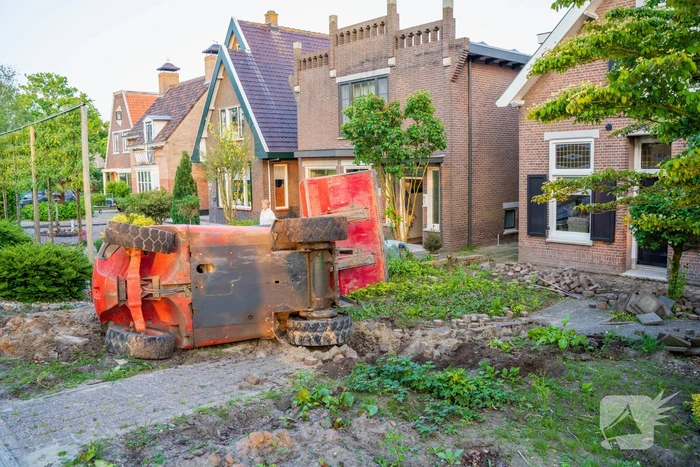 Heftruck belandt in voortuin, persoon ernstig gewond