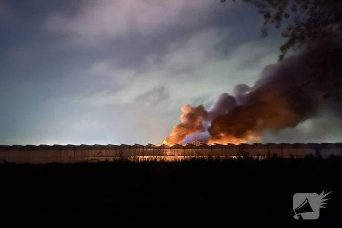 Grote brand bij plantenkas met zonnepanelen