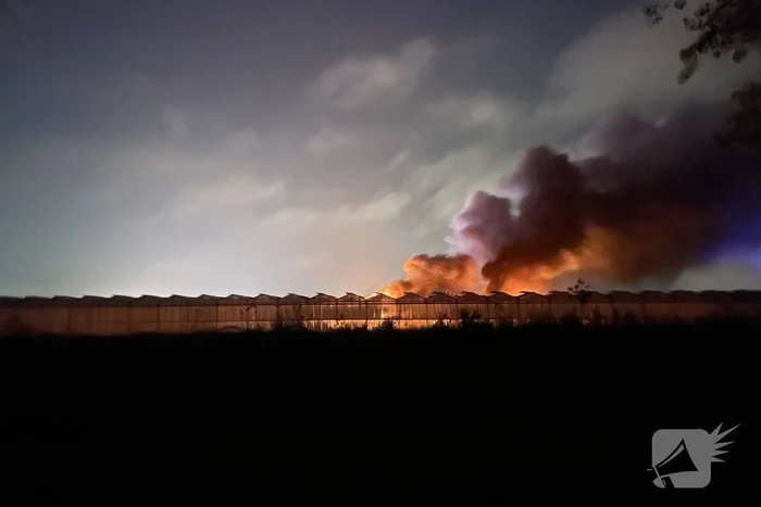Grote brand bij plantenkas met zonnepanelen