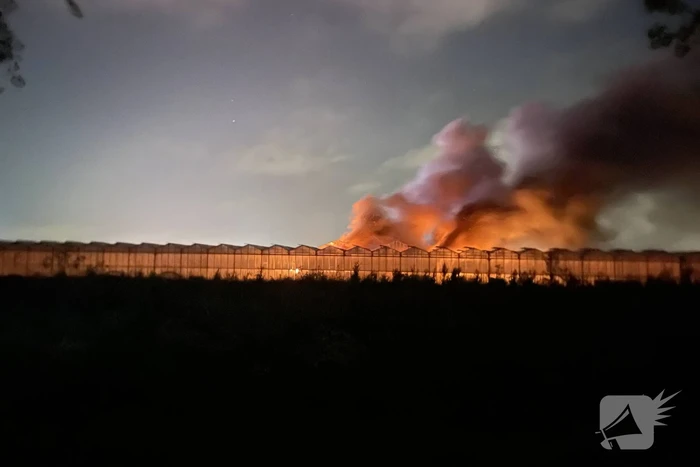Grote brand bij plantenkas met zonnepanelen