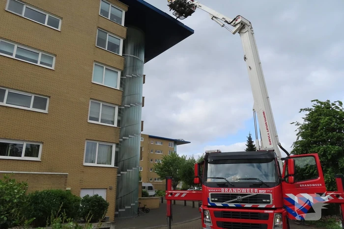 Brandweer zet dakrand weer vast