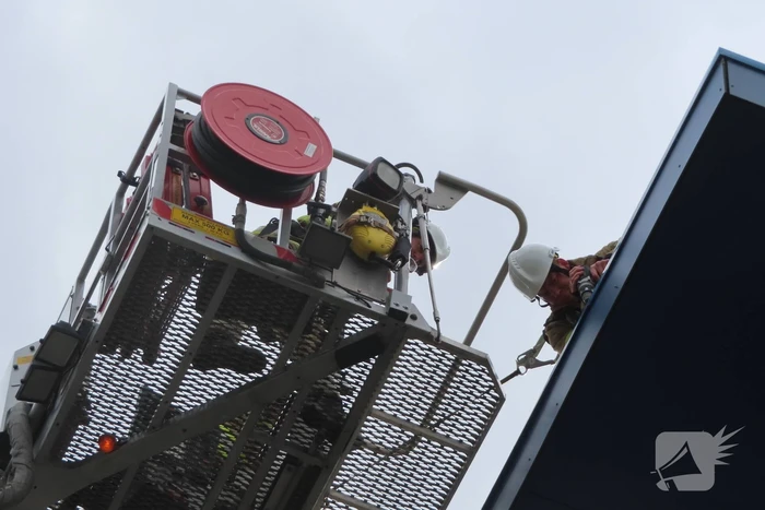 Brandweer zet dakrand weer vast