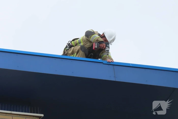 Brandweer zet dakrand weer vast