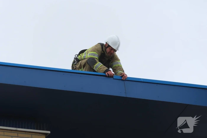 Brandweer zet dakrand weer vast