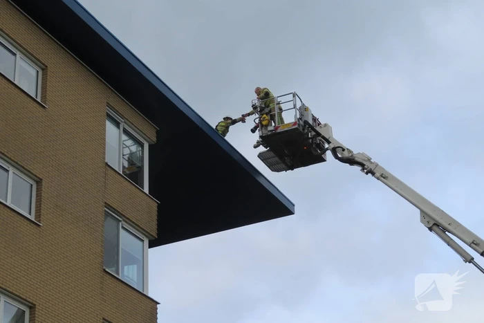 Brandweer zet dakrand weer vast