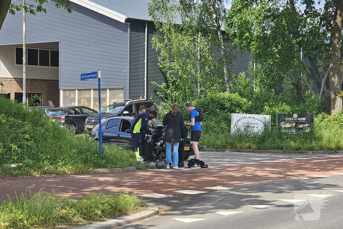 Verkeersongeval tussen personenwagen en scooter