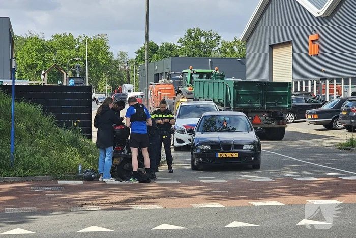 Verkeersongeval tussen personenwagen en scooter