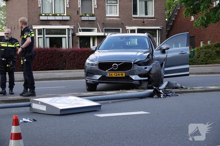 Automobilist botst tegen lantaarnpaal