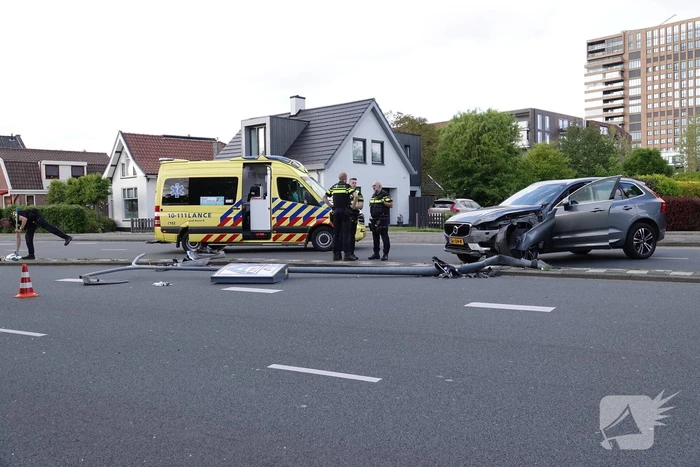 Automobilist botst tegen lantaarnpaal