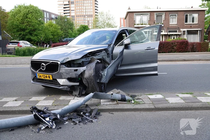 Automobilist botst tegen lantaarnpaal