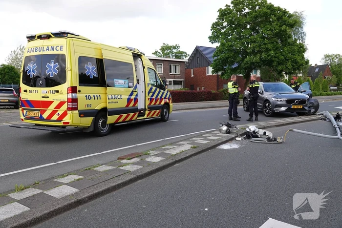 Automobilist botst tegen lantaarnpaal