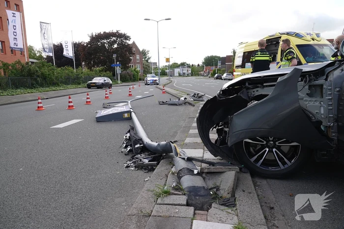 Automobilist botst tegen lantaarnpaal
